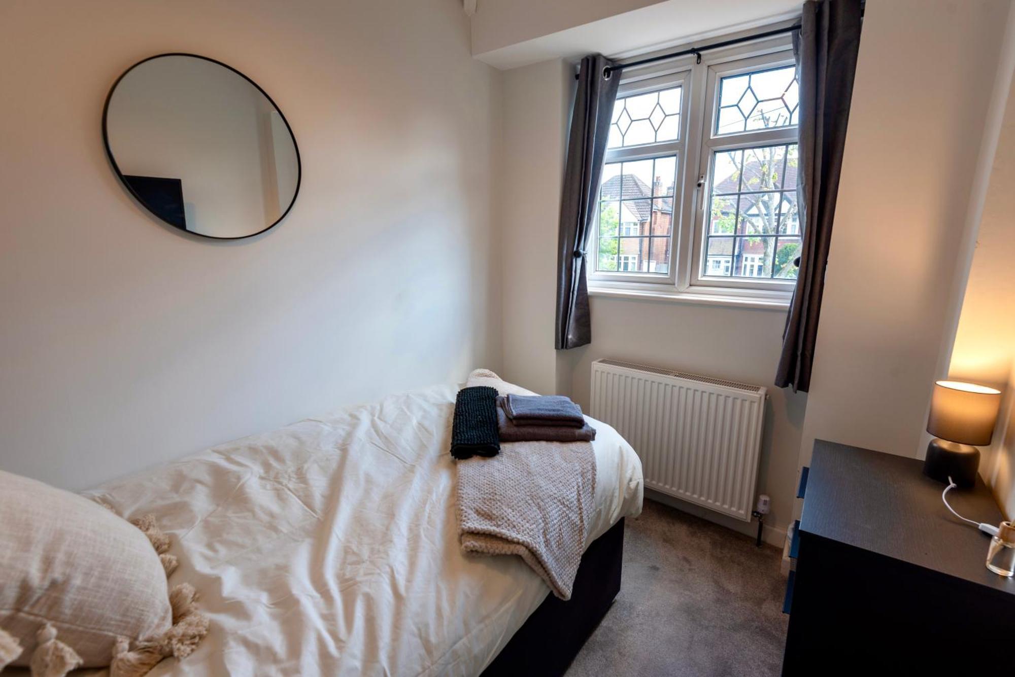 Single Room In Brand New 5 Bedroom Home BW Room 2 Solihull Exterior photo